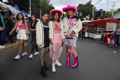 Fanáticos de la cantante estadounidense Taylor Swift comenzaron a llegar desde tempranas horas al Foro Sol. 