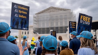 Manifestantes en favor de la enseñanza religiosa concertada, este miércoles ante el Tribunal Supremo de estados Unidos, en Washington.