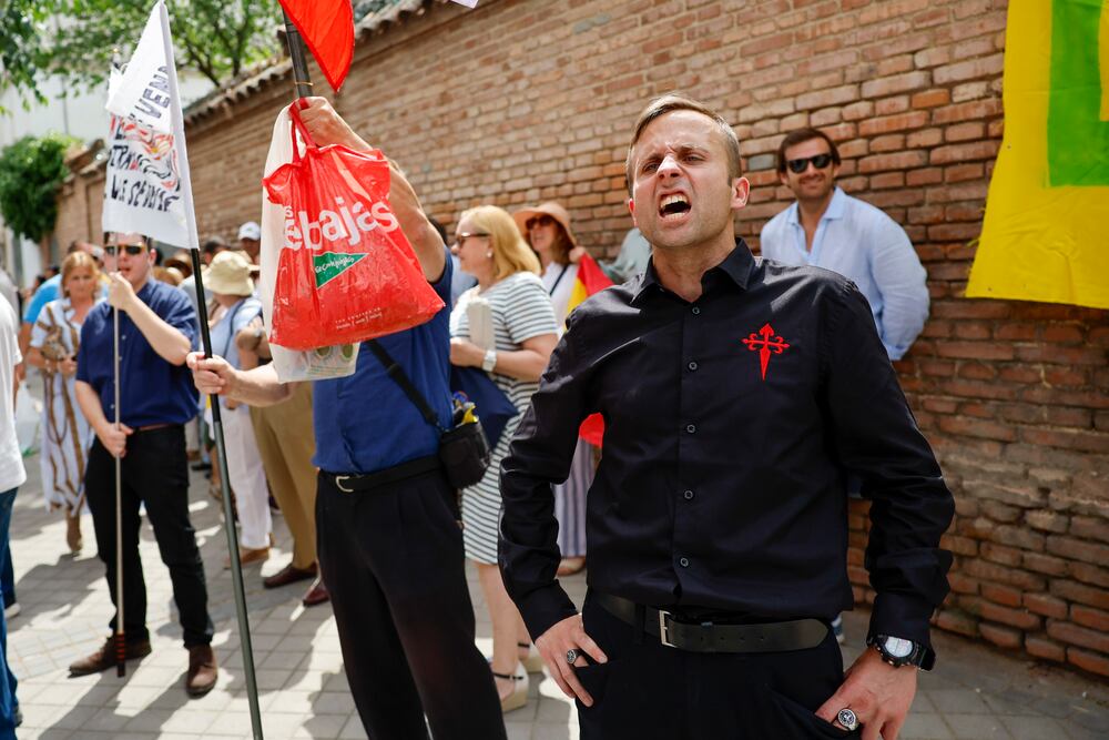 MADRID, 07/06/2026.- Varias personas con pancartas a favor de mantener el Valle de los Caídos aguardan en el exterior de la Nunciatura Apostólica, donde el papa León XIV mantiene un encuentro privado con los miembros de la orden de San Agustín, este domingo en Madrid. EFE/ Mariscal  