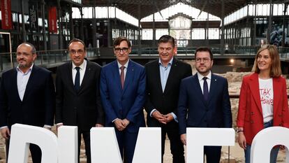 De izquierda a derecha, los principales candidatos de las elecciones catalanas y el organizador de un debate preelectoral: Alejandro Fernández (PP), Josep Rull (Junts); Salvador Illa (ERC,), Antoni Cañete (de la asociación de Pequeñas y Medianas Empresas y autónomos de Cataluña), Pere Aragonès (ERC) y Jéssica Albiach (Comunes).