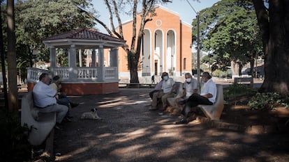 Idosos conversam na Praça da Matriz de Serrana. A cidade anseia o retorno à normalidade.