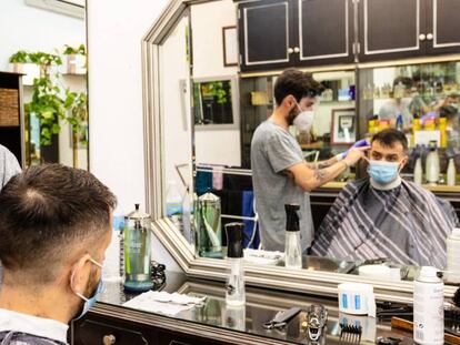 Una peluquería abierta en Almería.