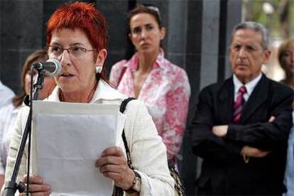 Maixabel Lasa lee el comunicado del <i>lehendakari</i> durante el acto celebrado en Barcelona.