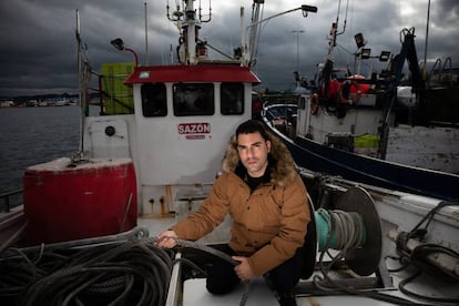 Marcos Alfeirán, marinero del 'Sazón', en el puerto de A Coruña.