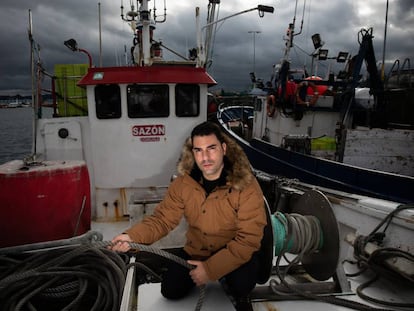 Marcos Alfeirán, marinero del 'Sazón', en el puerto de A Coruña.