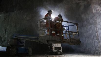 Dos trabajadores de la construcción, en una central hidroeléctrica de Quebec.