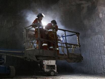 Dois operários da construção numa usina hidrelétrica do Québec.