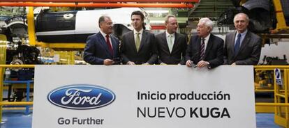 Los ministros, de Industria, Energía y Turismo, José Manuel Soria, y de Asuntos Exteriores y Cooperación, José Manuel García-Margallo, junto al presidente de la Generalitat, Alberto Fabra, el presidente de Ford España, José Manuel Machado, y el director de Fabricación de la planta, Antonio Adés (d), durante su visita a la factoría Ford