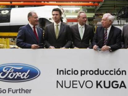 Los ministros, de Industria, Energía y Turismo, José Manuel Soria, y de Asuntos Exteriores y Cooperación, José Manuel García-Margallo, junto al presidente de la Generalitat, Alberto Fabra, el presidente de Ford España, José Manuel Machado, y el director de Fabricación de la planta, Antonio Adés (d), durante su visita a la factoría Ford