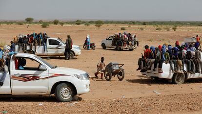 Un grupo de migrantes se prepara para cruzar el desierto en Agadez, Níger, en octubre de 2019.