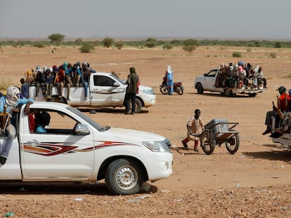 Un grupo de migrantes se prepara para cruzar el desierto en Agadez, Níger, en octubre de 2019.