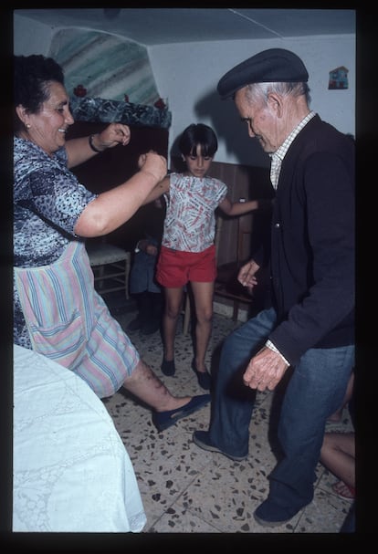 Lucía y el tío Hilario, en Villar de Olmos.