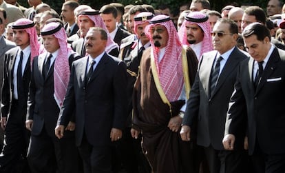 Funeral de Estado en 2004 por el presidente palestino Yasir Arafat. En la foto, de izquierda a derecha: el príncipe Alí de Jordania, el rey Abdalá de Jordania, AlI Abdulá Saleh, presidente de Yemen; el príncipe Abdalá de Arabia Saudí, Hosni Mubarak, presidente de Egipto y Zine el Abidine Ben Alí, presidente de Túnez.