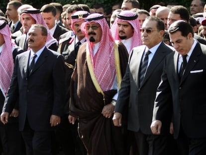 Funeral de Estado en 2004 por el presidente palestino Yasir Arafat. En la foto, de izquierda a derecha: el príncipe Alí de Jordania, el rey Abdalá de Jordania, AlI Abdulá Saleh, presidente de Yemen; el príncipe Abdalá de Arabia Saudí, Hosni Mubarak, presidente de Egipto y Zine el Abidine Ben Alí, presidente de Túnez.