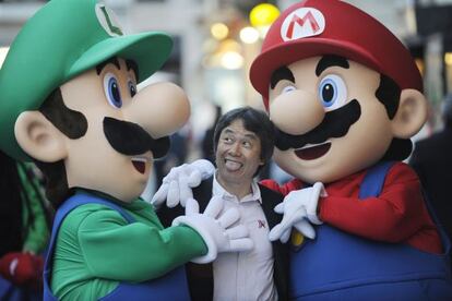 El ganador del Premio Príncipe de Asturias de Comunicación y Humanidades, Shigeru Miyamoto, ayer en Gijón entre sus dos 'hijos', Luigi y Mario.