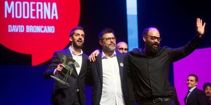 Los integrantes de 'La vida moderna' reciben el Ondas al Mejor presentador de programa de radio hablado.