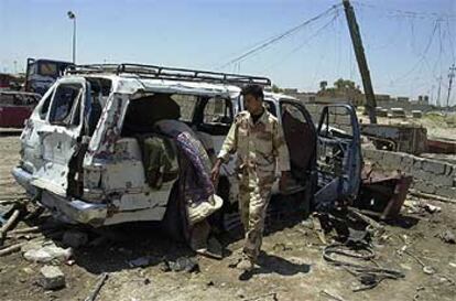 Un iraquí observa los daños ocasionados en su coche por los bombardeos de anoche en Faluya.