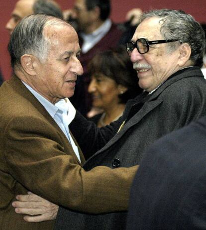 Juan Goytisolo y Gabriel García Márquez se saludan durante un acto en México, en 2004.