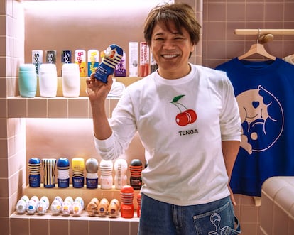 Koichi Matsumoto posando con los productos de Tenga.