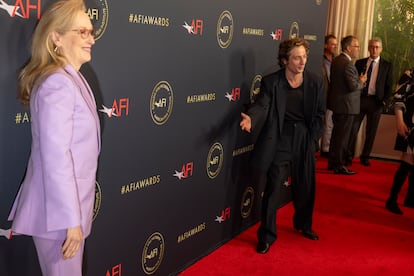 La oscarizada Meryl Streep y uno de los actores de moda, Jeremy Allen White, dieron pie a uno de los momentos destacados de la noche. El intérprete de 'The Bear', una de las series premiadas, quiso ceder el protagonismo en la alfombra roja a Streep, que acudía al evento como miembro del elenco de 'Solo asesinatos en el edificio'. La actriz eligió un traje de pantalón en color malva de Givenchy y el actor, que es imagen de la última campaña de Calvin Klein, fue fiel al traje negro. 