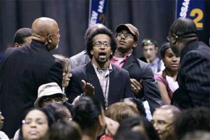 Un asistente a la asamblea anual de la NAACP protesta durante el discurso de Bush.