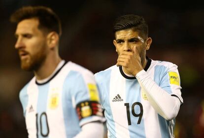 Ever Banega detrás de Lionel Messi durante el partido ante Venezuela.
