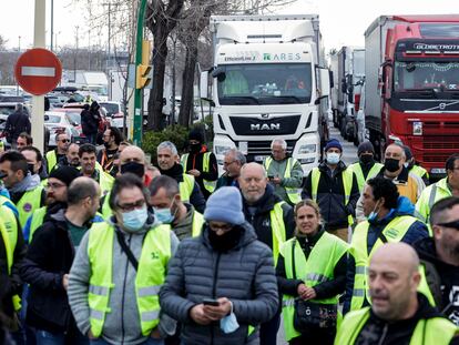 Un centenar de camioneros durante una marcha lenta de cabezas tractoras por diversas vías de la comarca barcelonesa del Baix Llobregat.