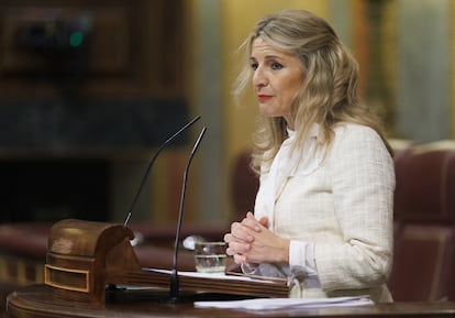 La vicepresidenta segunda y ministra de Trabajo y Economía Social, Yolanda Díaz, interviene durante una sesión plenaria, en el Congreso de los Diputados,