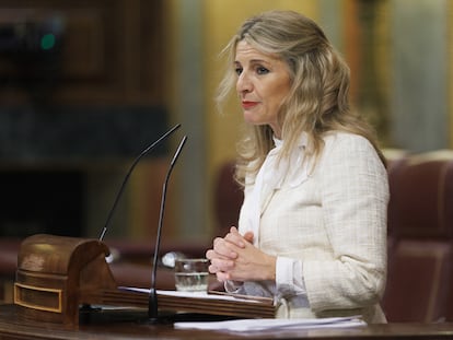 La vicepresidenta segunda y ministra de Trabajo y Economía Social, Yolanda Díaz, interviene durante una sesión plenaria, en el Congreso de los Diputados,