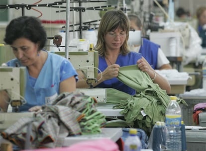 Trabajadoras de una empresa textil en Valencia.