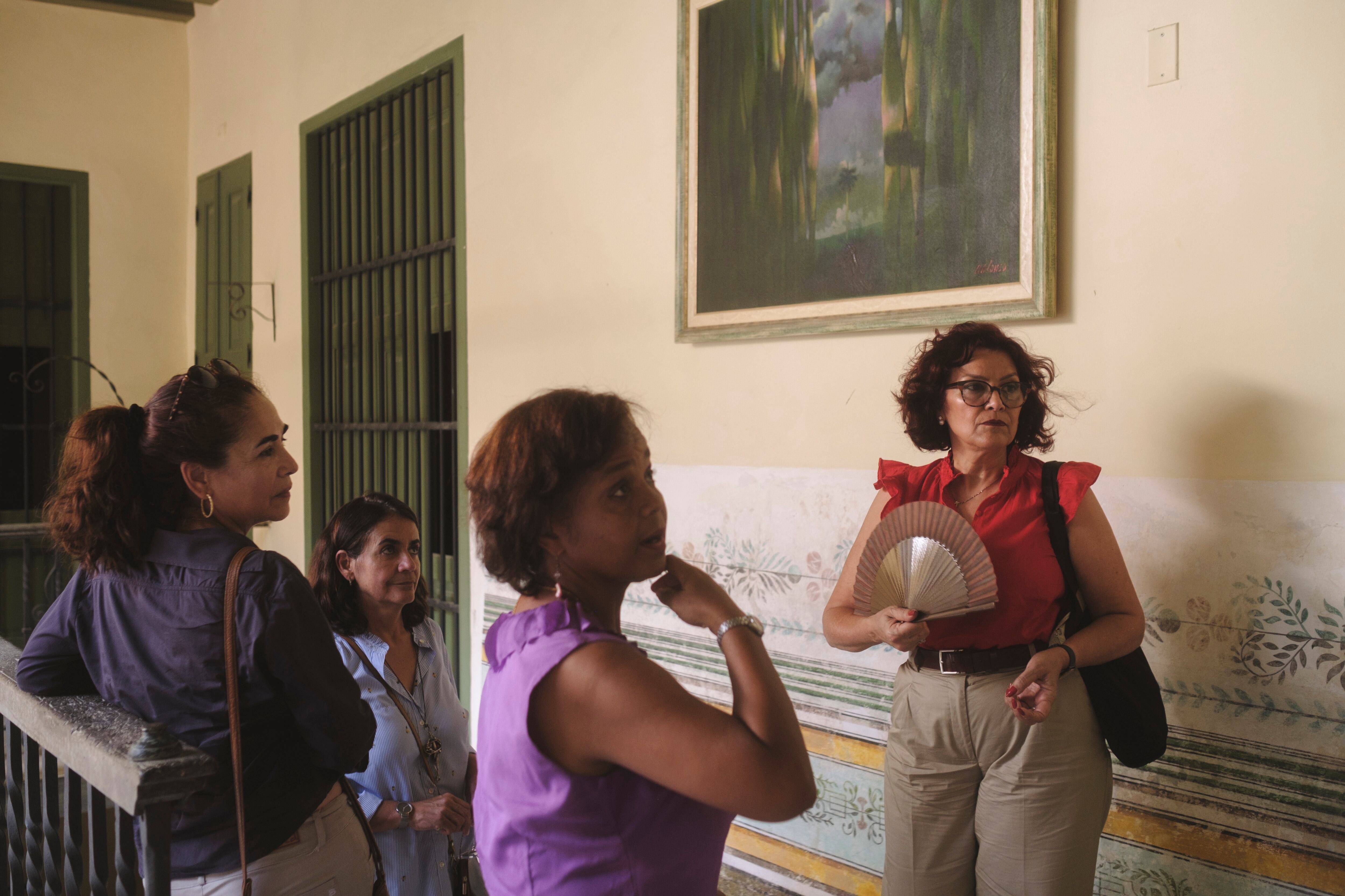 La arquitecta Sofía Martínez Guerra recorre la Casa Leal con sus compañeras, en La Habana.