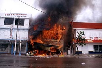 Un vehículo arde durante los disturbios en Georgetown.