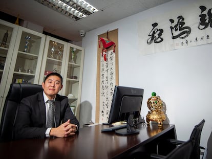 Toni Zhang, en uno de los despachos de la gestoría El Cim, en Barcelona.
