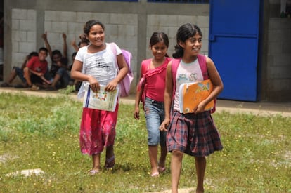 Muchas niñas no continúan sus estudios de secundaria porque las familias prefieren invertir en los hijos varones. En la imagen, un grupo de secto de primaria sale de la escuela en la comunidad de La Lucha, Petén.