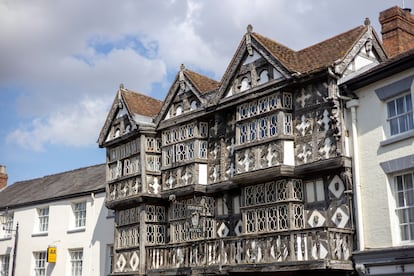 Detalle de la fachada del The Feathers Hotel, en Ludlow.