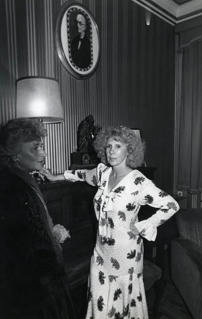 La duquesa de Alba espera para saludar a Plácido Domingo y Patricia Wise tras la representaciónd de Lucía de Lammermour en Madrid en 1981.