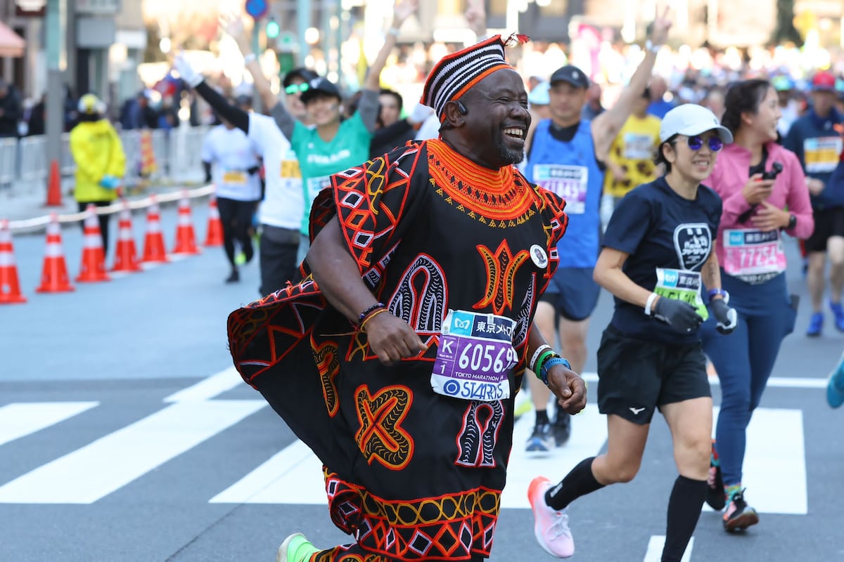 El camerunés que ha corrido 19 maratones, de la Antártida hasta Sidney, vestido con el traje tradicional de su país