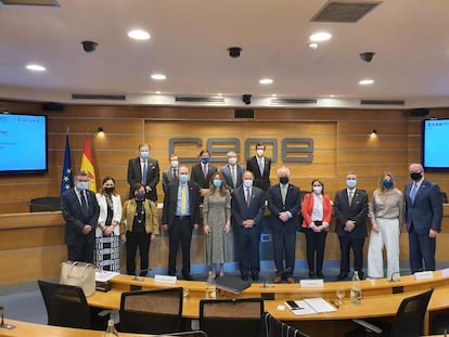 El empresario chileno Juan Sutil con autoridades españolas en una reunión de la CEOE la semana pasada en Madrid.