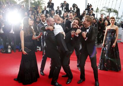 El elenco de la película "Cuidado de niños", mantean al actor Gerard Jugnot en la alfombra roja antes de la proyección de la película "Cómo entrenar a tu dragón 2", fuera de concurso.