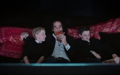 Nick Cave con sus hijos en un fotograma del documental '20.000 días en la Tierra'. Arthur, a la izquierda.