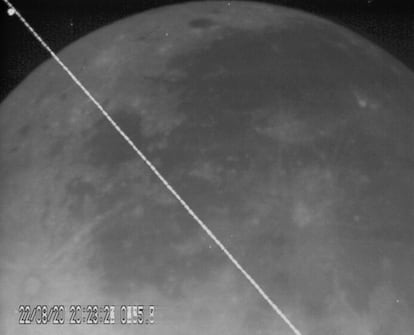 Una imagen tomada por uno de los telescopios del proyecto MIDAS durante la monitorización de la Luna. La línea que aparece en diagonal es la traza dejada por un satélite artificial.