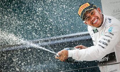 Lewis Hamilton celebra el triunfo en el Gran Premio de China