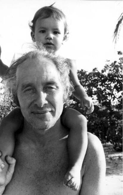 Ronnie Biggs, con uno de sus hijos, después de convertirse en el ladrón más famoso del mundo.