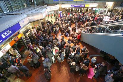 Viajeros en la estación de tren en Hamburgo debido a cancelaciones y retrasos el 29 de octubre por la tormenta Herwart. La compañía ferroviaria Deutsche Bahn decidió a primera hora de la mañana suspender la circulación de trenes en varios estados federados.