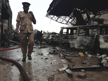 El incidente evidencia la vulnerabilidad de las infraestructuras de la capital Accra ante las tormentas después de años marcados por un fuerte crecimiento económico. En la imagen, un agente ghanés inspecciona el lugar de la tragedia, en Accra este jueves.