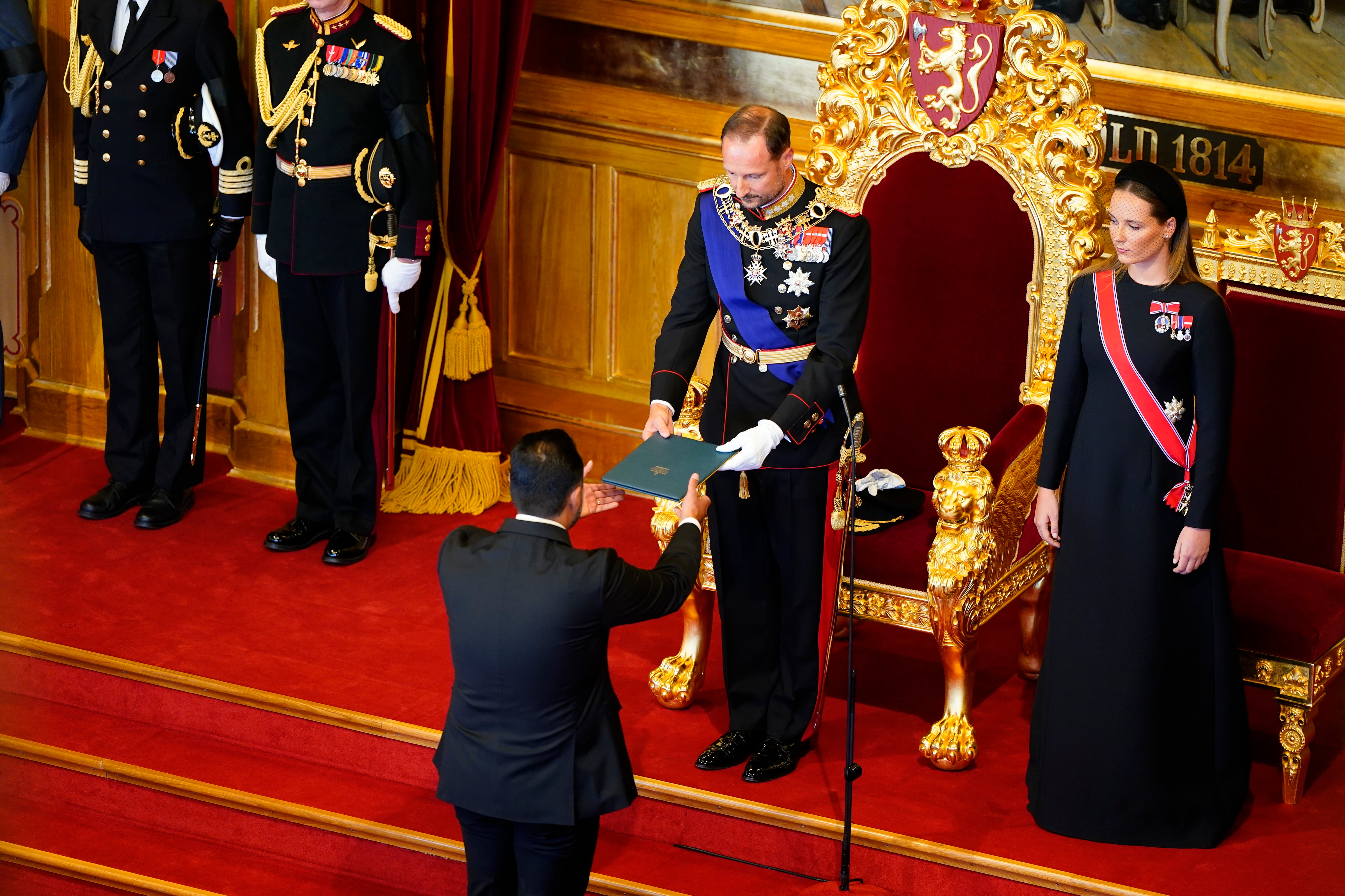 Haakon VIII jura como rey de Noruega ante el Parlamento