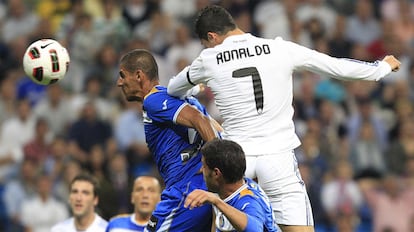 Cristiano Ronaldo salta sobre Cata Díaz para marcar de cabeza el primer gol del Madrid.