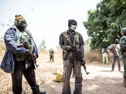 Miembros del MFDC durante la liberación de siete soldados senegaleses en Baipal (Gambia) el pasado 14 de febrero.