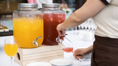 Son ideales para esaciar la sed en verano con bebidas como limonada, zumos, té frío o agua con pepino. GETTY IMAGES.