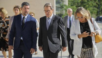 Joan Canadell (izquierda), con Artur Mas y su esposa, en el entierro de Valls.